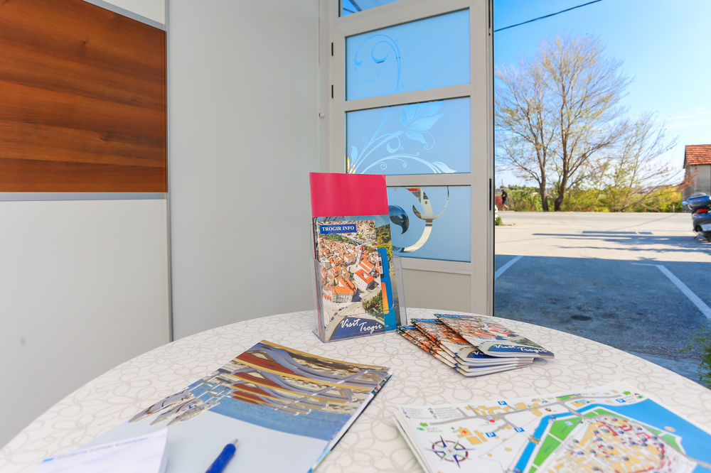 Apartments & Rooms Buble Трогир Екстериор снимка