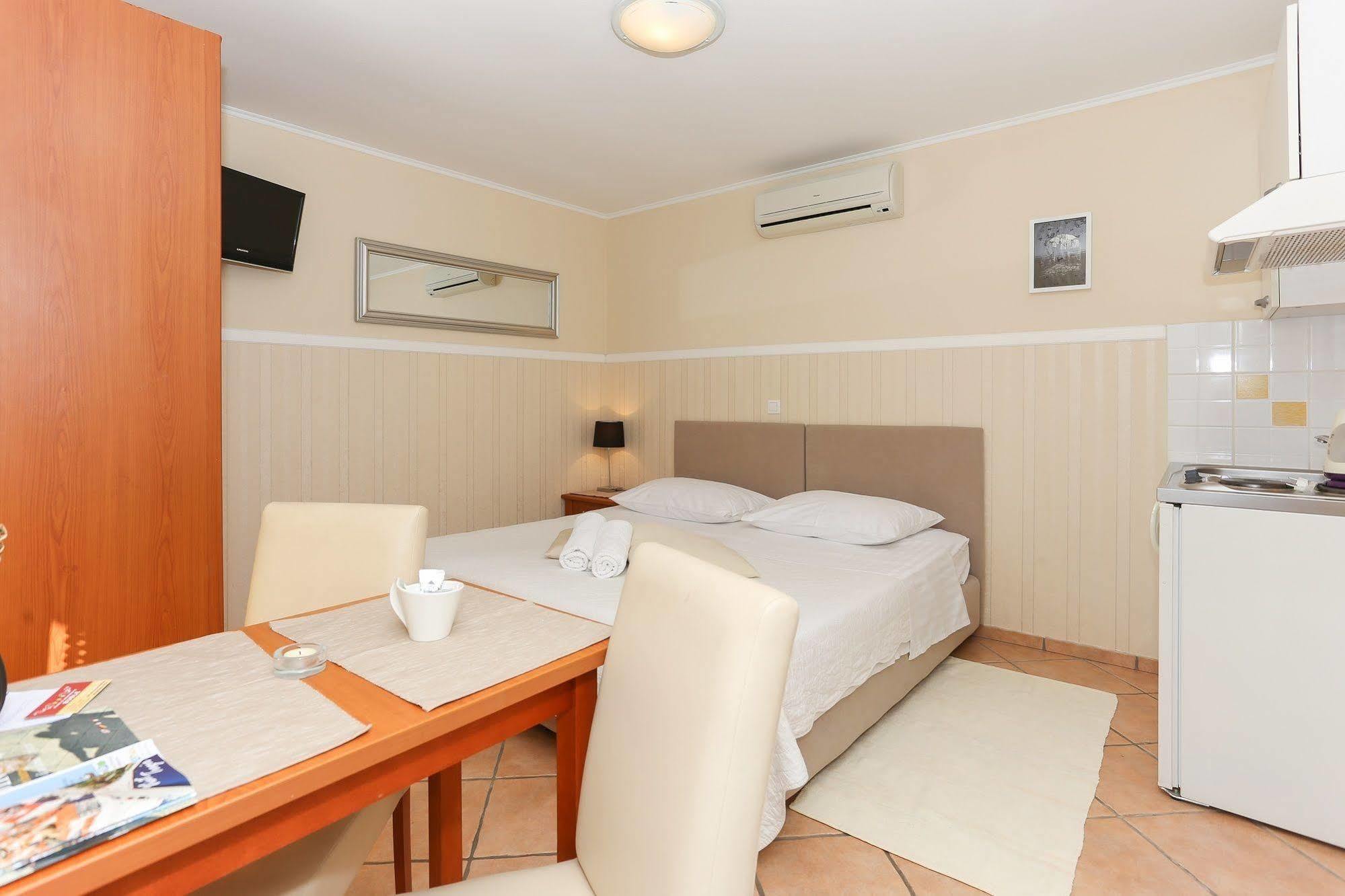 Apartments & Rooms Buble Трогир Екстериор снимка
