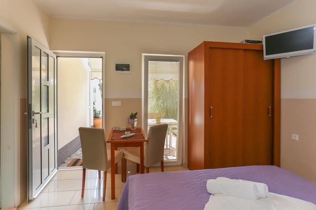 Apartments & Rooms Buble Трогир Екстериор снимка