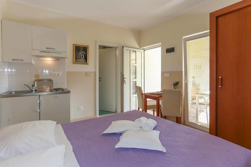 Apartments & Rooms Buble Трогир Екстериор снимка