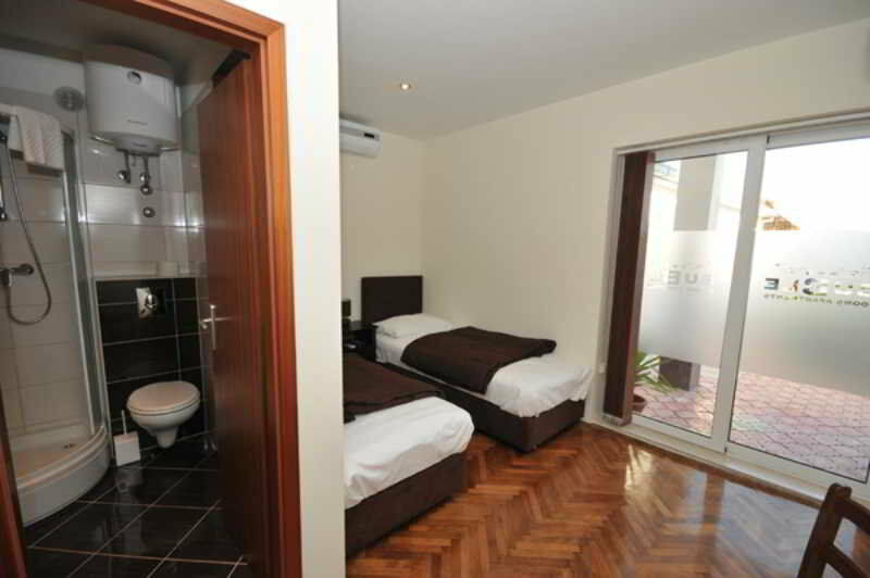 Apartments & Rooms Buble Трогир Екстериор снимка