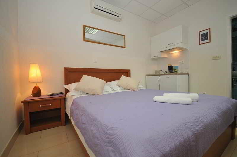 Apartments & Rooms Buble Трогир Екстериор снимка